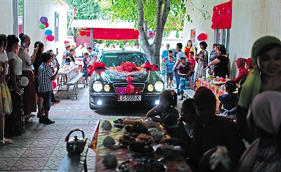 按传统,载着新娘的婚车直接开到了餐桌前,新娘步入一间空房间。入新房前,新娘要按传统装扮一番,待婚宴结束后才入新房。