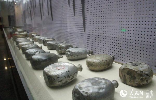 抗战时期的各类水壶。人民网 虎遵会 摄