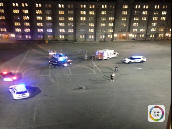 　　停在操场上的救援车辆。