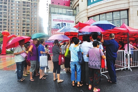 不少市民冒雨前来参加博饼