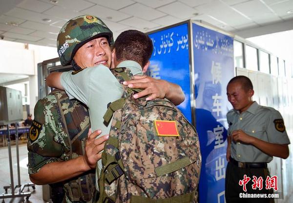 新疆边防部队退伍士兵返乡 含泪惜别军营|老兵