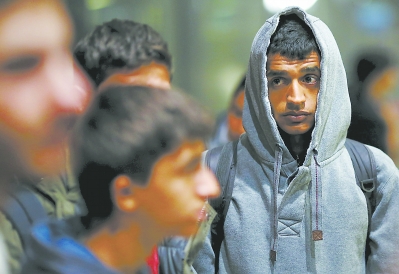 6日，叙利亚难民从匈牙利布达佩斯抵达德国法兰克福。