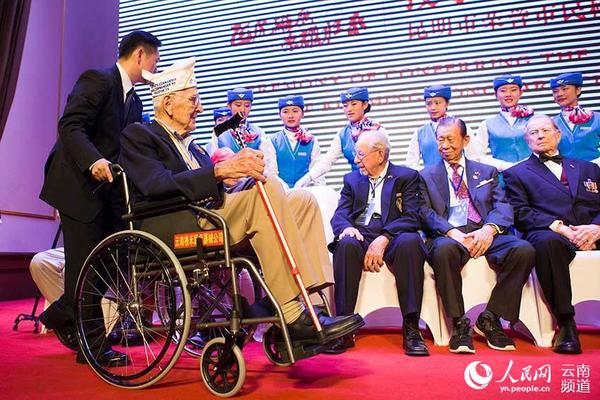 15位美国二战老兵及两位老兵遗属获得“昆明市荣誉市民”称号。（人民网 李发兴  摄）