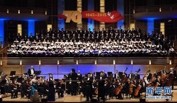 9月5日,在美国马里兰州斯特拉斯莫尔音乐厅,华盛顿华人合唱团在纪念抗战胜利70周年音乐会上合唱《长江之歌》。