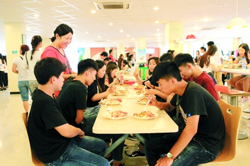 河南经贸职业学院:请6800余名新生吃免费大餐