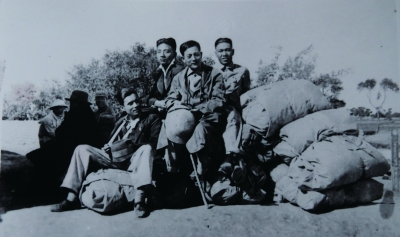 1940年，高云览（左一）参加陈嘉庚率领的南洋华侨回国慰问视察团，赴前线慰问抗日将士途中。（林泽贵翻拍）