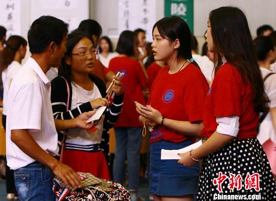 晓庄学院志愿者为新生“导航”。 童莉 摄