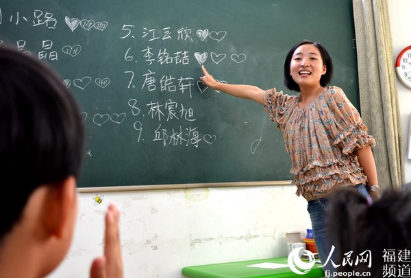 面对这些听力存在障碍的儿童，较为形象的教学方法更加适用。李挺摄