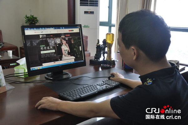 　　崔万志和他的网店