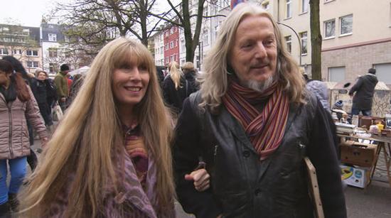 　　沃夫冈·贝特莱奇和妻子海琳