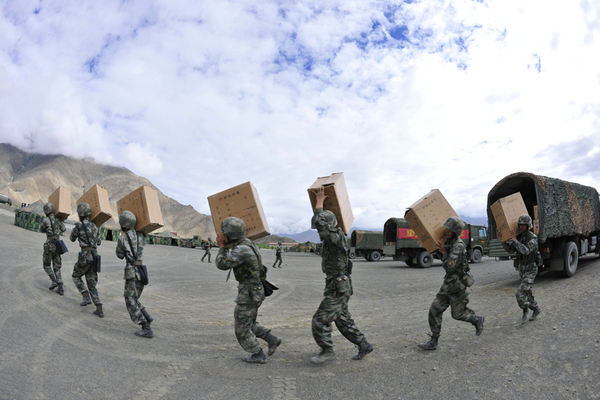 某军需保障组战士正在从仓库搬运物资。高勇君 摄