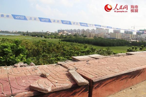 十余米的护栏被卡车撞坏