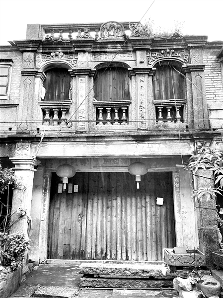 骑楼二层阳台的廊柱及雕饰有着明显的西洋风格