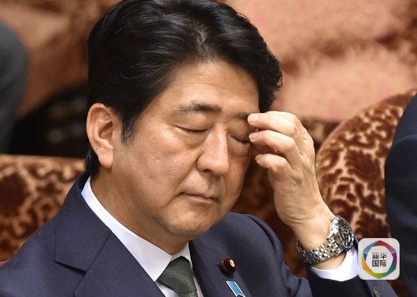 　　资料：8月21日，日本首相安倍晋三参加会议表情。（图片来源：新华／法新）