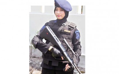 印尼女狙击手枪法神准百步穿杨 兼职业余模特