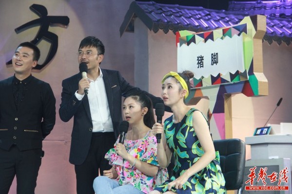 你用方言怎么形容”猪脚“,但YOYO和杨铱可是开了挂,一下子答对12题。