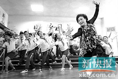 ■在桂城粤剧粤曲传习所,林锦屏教小学生学习粤剧基本功。(钟哲平/摄)