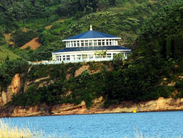 图为己经竣工的十堰市三水厂取水泵站外景