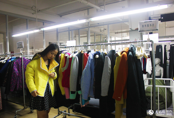 一件保暖而舒适的羊毛制品经过一双双灵巧的“女红”之手，终于穿到了消费者身上。 梁锦 摄