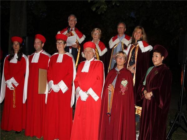 　　美食节波尔多红酒展开幕式为推广该地区葡萄酒杰出贡献人士颁发骑士勋章。