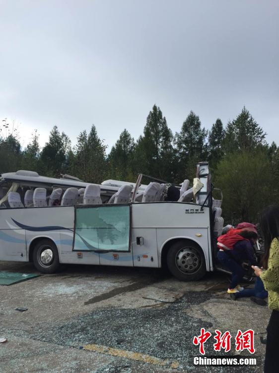 黑龙江伊春境内客车与货车相撞 致多人死伤|货