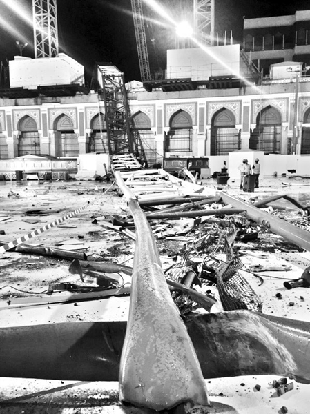 倒塌的塔吊车砸到大清真寺的部分建筑