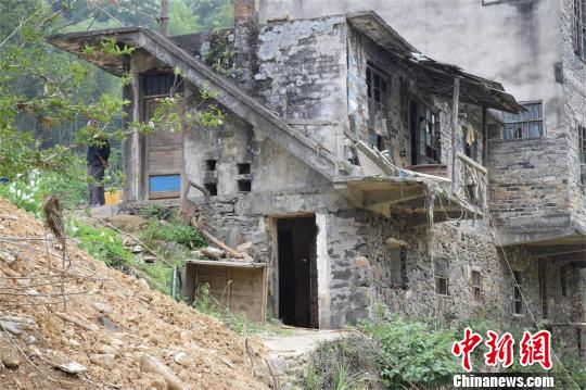 探访湖北崇阳灾后重建点 洪灾痕迹历历在目|受