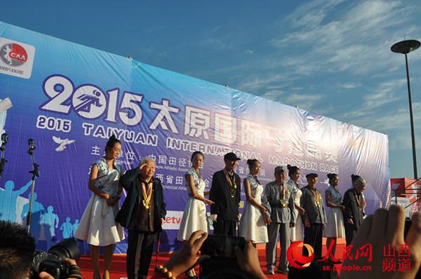 五位抗战老兵助阵太原国际马拉松赛开幕式（郭利军 郭凯翔 摄）