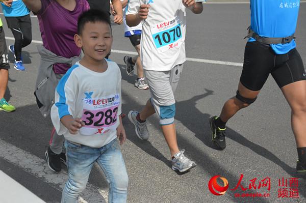 一位参加亲子跑的小马拉松选手（郭利军 郭凯翔 摄）