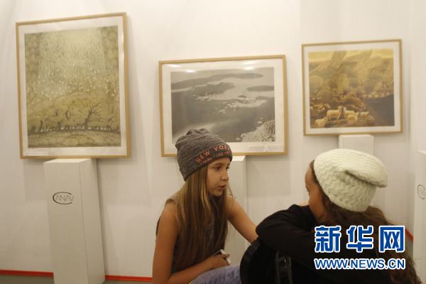 小艺术爱好者们。新华社发（佩特雷斯库摄）