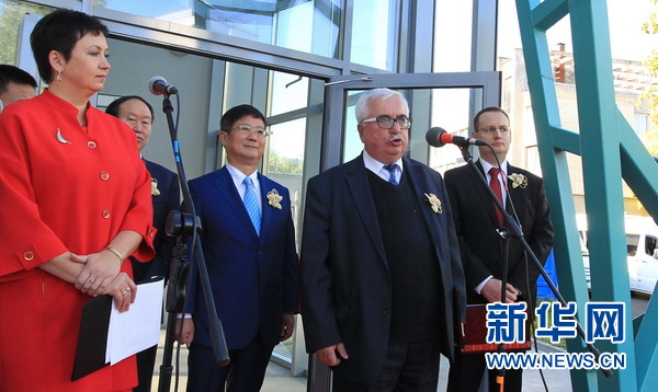 白俄罗斯国立技术大学副校长齐加诺夫（右二）致辞。新华社发（马祖列维奇摄）