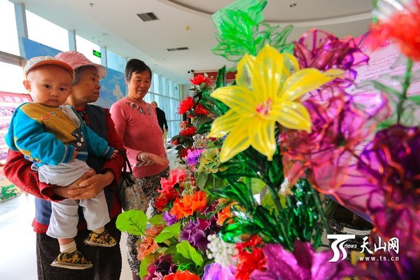 当地群众正观看展出的水晶花作品