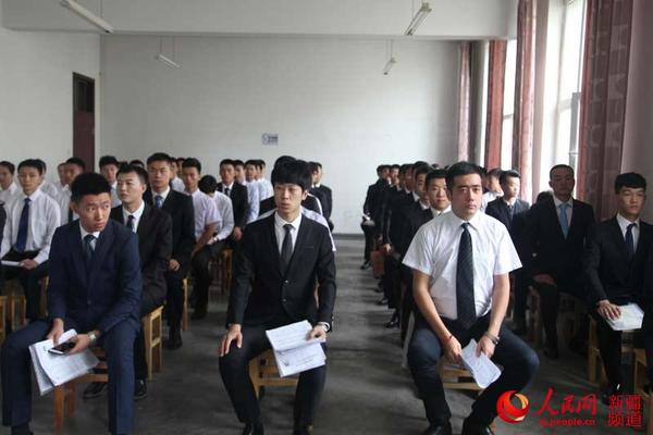 等待进入面试现场的应聘者。贺雯璟 摄