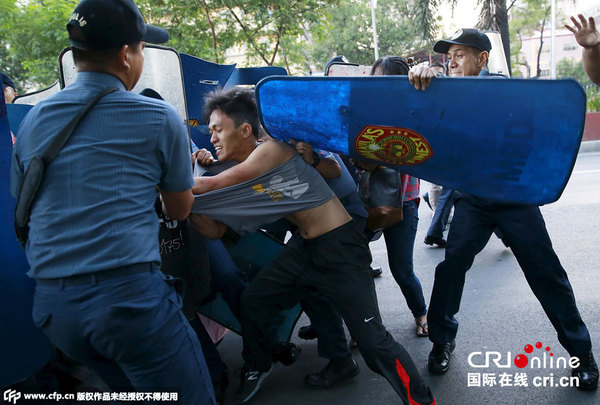 菲律宾示威者向美国使馆泼红漆 与警方冲突(高