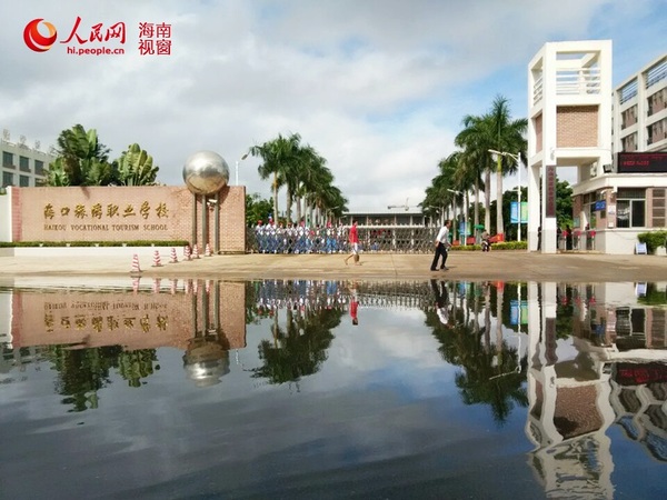 海口暴雨后白水塘路段变汪洋 泡水车辆被拖走