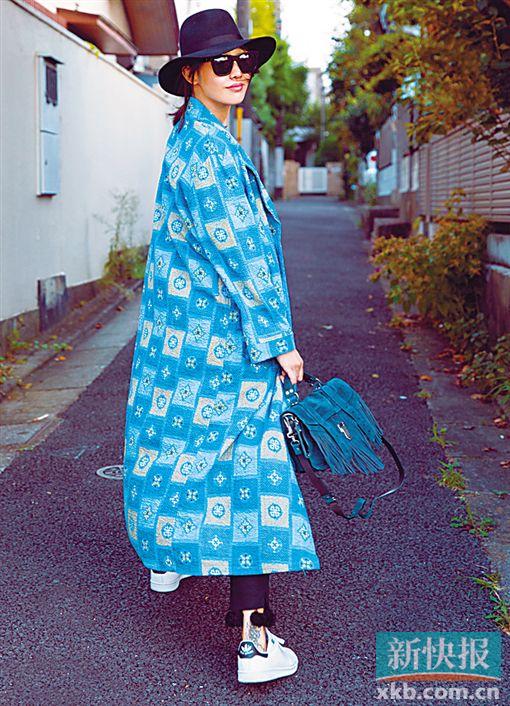 女人本来就只负责貌美如花啊。    近日,一组白百何日本旅行的街拍私照曝光。在清新怡人的日光下,白百何心情甚好。