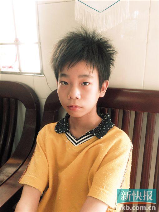 ■嘉卓鲜有笑容,眼睛里藏着对未来的担忧。