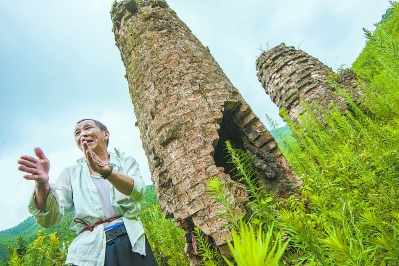 这些炼钢炉就是从大跃进时保留下来的，森林里砍下来的树木被制成木炭后运到这里焚烧炼钢。