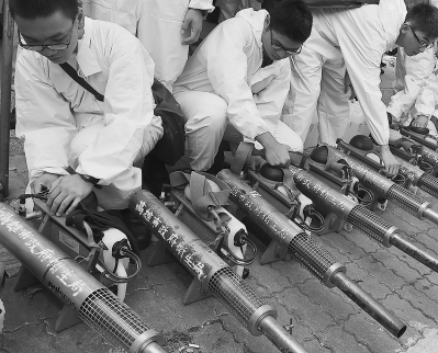 截至9月16日，台湾登革热确诊病例累计10384例。当日，防疫人员在高雄市三民区士良街道检查用来喷洒灭蚊药物的热烟雾机。新华社发