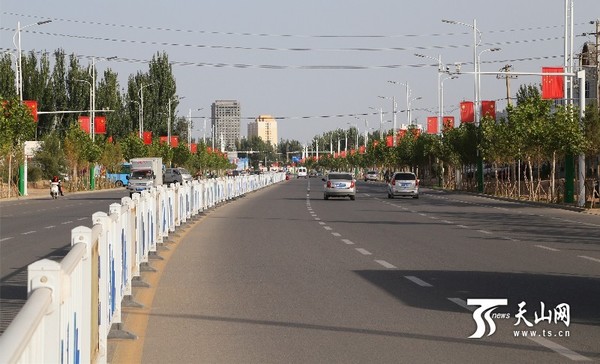 库车各街面干净整洁 挂起国旗营造浓厚氛围