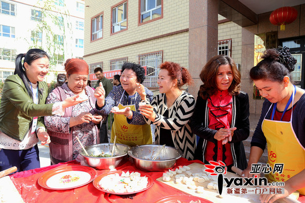 住社区干部和居民们一起包饺子 亚心网通讯员 何阳/摄