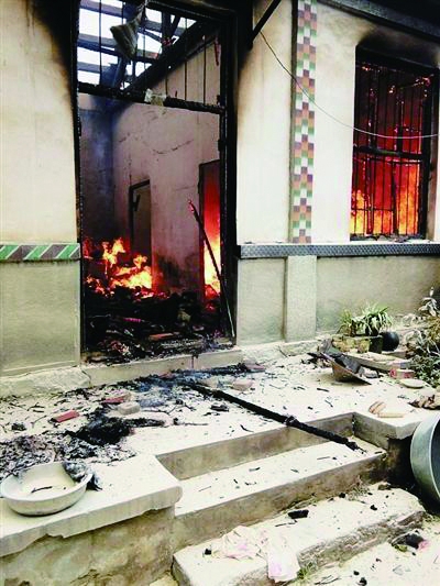 有人拎灭火器跑动未灭火|面包车|灭火器