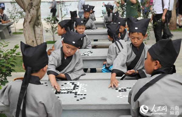 身穿汉服的学生正在下围棋。摄影：范南丹