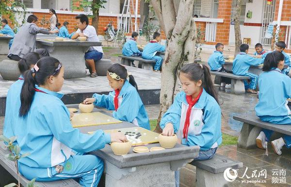 正在下围棋的学生。保山市委宣传部供图