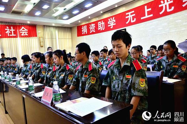 苍溪县城郊中学“圆梦班”学生在启动仪式上听报告。（陈曦 摄）