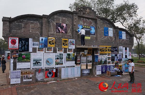 平遥古城柴油机厂内，参展单位忙布展（冯福康 武候峰摄）