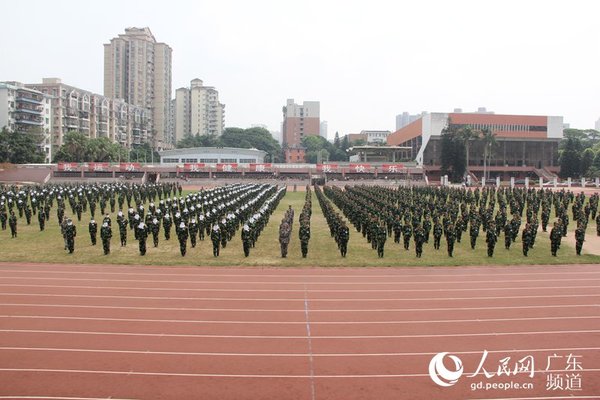 听到防空警报后，学生们迅速在操场上集合。钟哲 摄