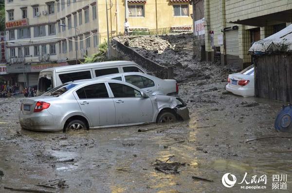 被泥石流掩埋的车辆。（李世灵 摄）