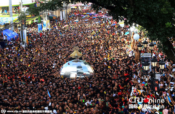 菲律宾庆祝宗教节日举行盛大游行(高清组图)