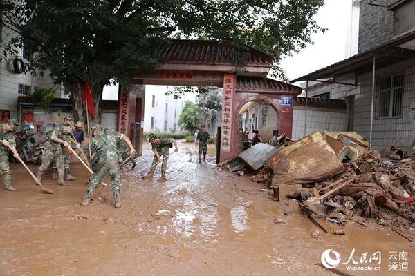 武警官兵正在清扫淤泥。（华坪县政府新闻办 供图）
